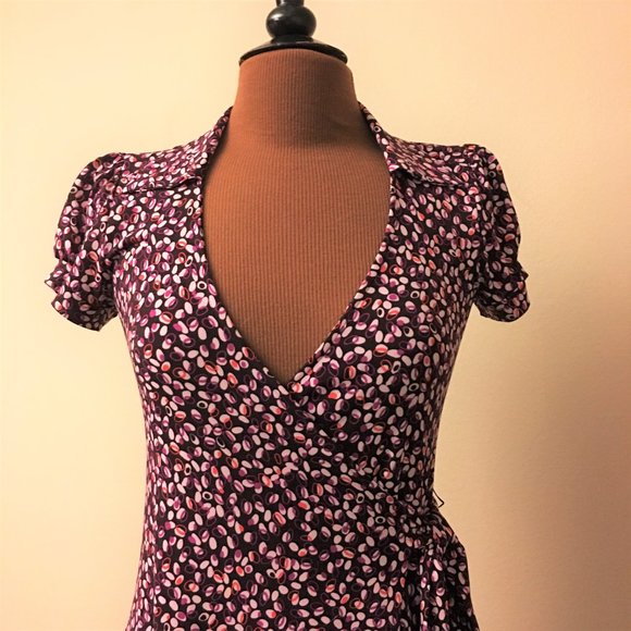 GIBSON Short Sleeve Graphic Wrap Dress - Picture 3 of 10